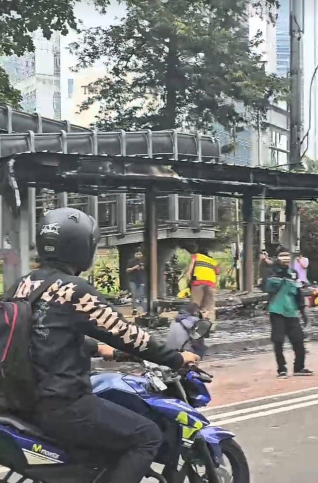 模抗议 当地华人：多位政要住宅被洗劫j9九游真人游戏第一品牌印尼爆发大规(图4)