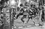 模抗议 当地华人：多位政要住宅被洗劫j9